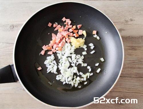 义式腊肠欧姆蛋包饭的做法