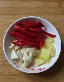 芦笋百合炒鸡丁的做法