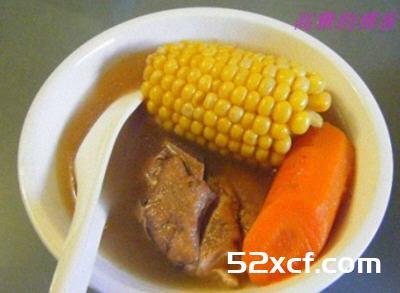 玉米红萝卜煲排骨汤的做法
