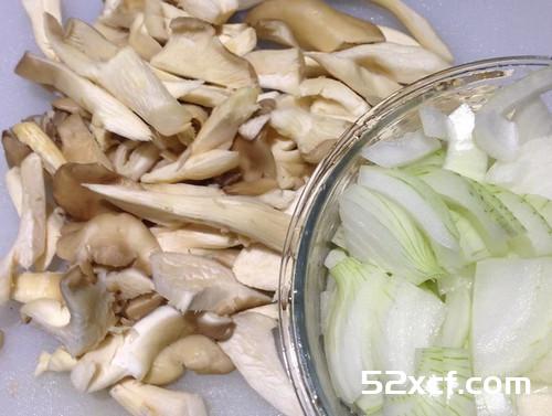 南瓜野菇炒鸡肉的做法