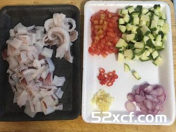 中卷热沙拉配百香果汁的做法