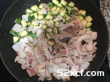中卷热沙拉配百香果汁的做法