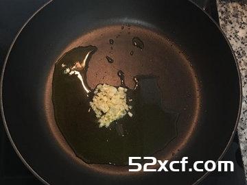 中卷热沙拉配百香果汁的做法