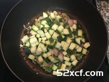 中卷热沙拉配百香果汁的做法