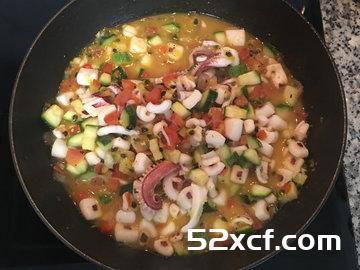 中卷热沙拉配百香果汁的做法