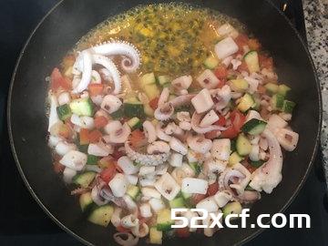 中卷热沙拉配百香果汁的做法