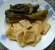 小油方酸菜蚕豆汤的做法