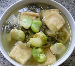小油方酸菜蚕豆汤的做法