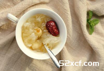 新鲜莲子可以银耳一起炖汤喝吗？