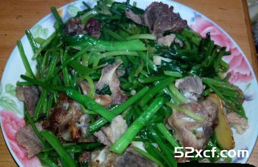 芹菜炒排骨的做法