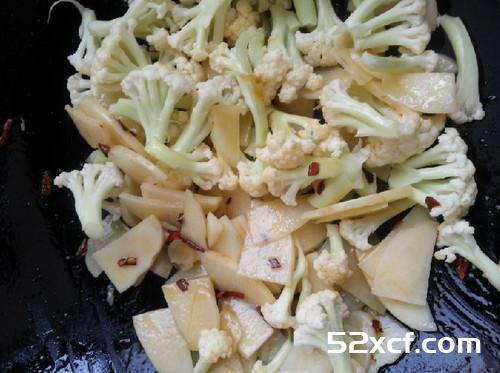 彩椒花菜炒土豆片的做法