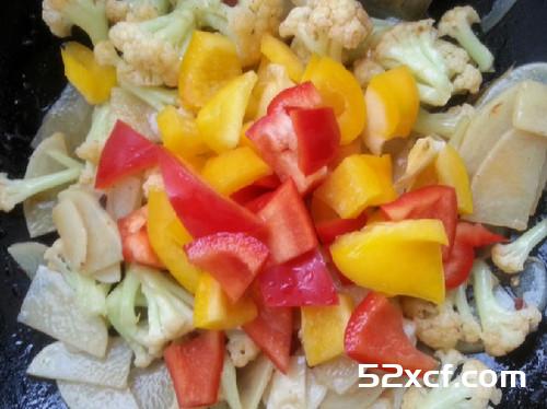 彩椒花菜炒土豆片的做法