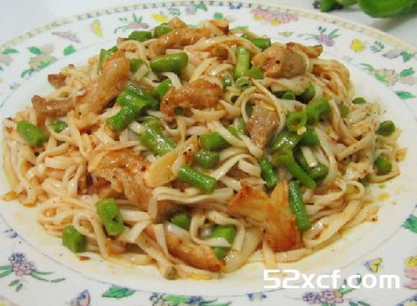 瘦肉豆角炒面的做法