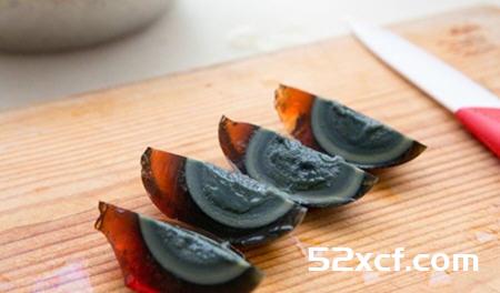 皮蛋怎么切不粘刀？切皮蛋不粘刀小窍门图解