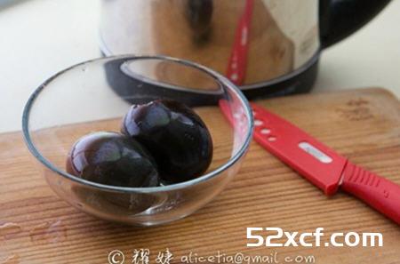 皮蛋怎么切不粘刀？切皮蛋不粘刀小窍门图解