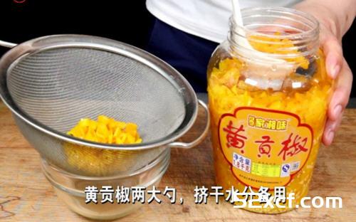 黄贡椒炒肉的做法