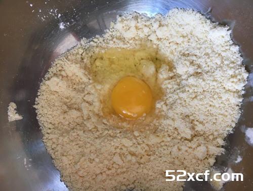 黄桃李子派的做法
