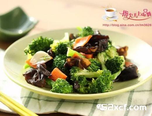 西兰花炒黑木耳的做法
