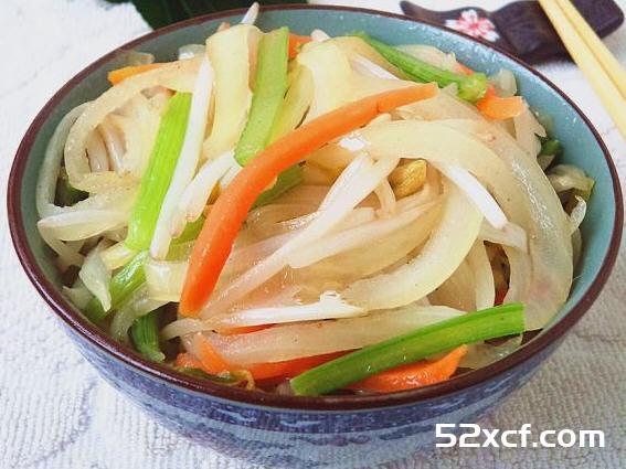 豆芽菜炒洋葱的做法