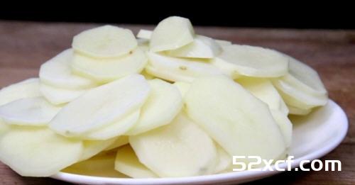 青椒香菇土豆片的做法