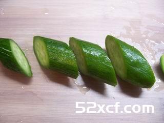 怎样把黄瓜切成菱形图文教程