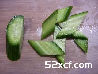 怎样把黄瓜切成菱形图文教程
