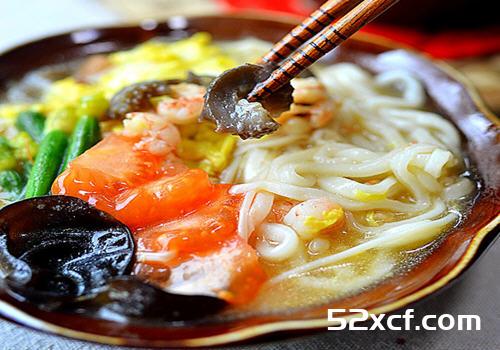 海参虾仁面的做法