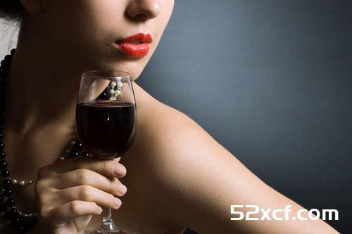 女人睡前喝红酒好吗