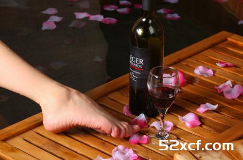 女人睡前喝红酒好吗