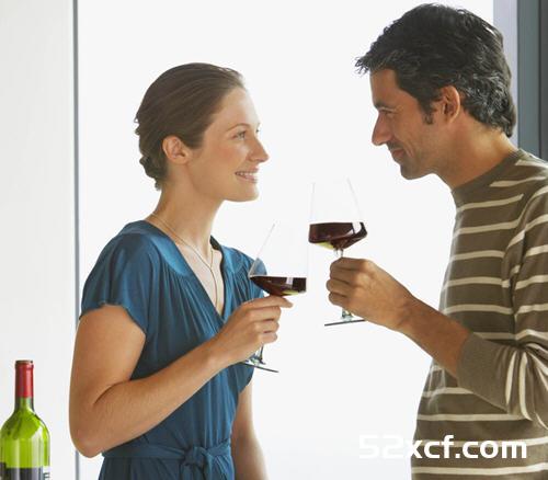 女人睡前喝红酒好吗