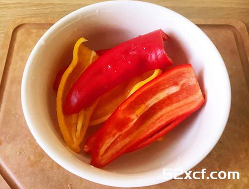 低卡轻食的红黄甜椒镶鲔鱼做法