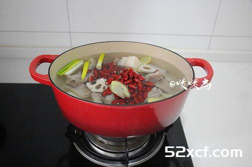 红芸豆莲藕排骨汤的做法