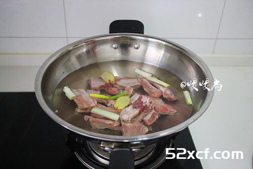 红芸豆莲藕排骨汤的做法