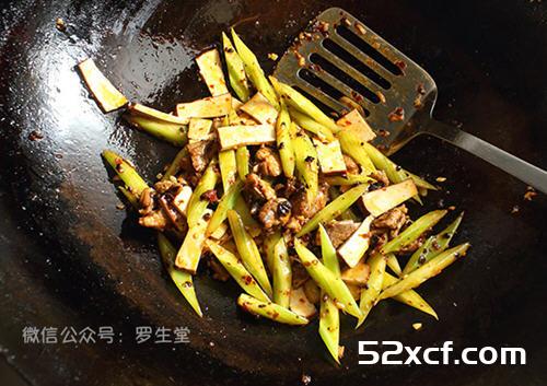 豆干芹菜炒肉片的做法