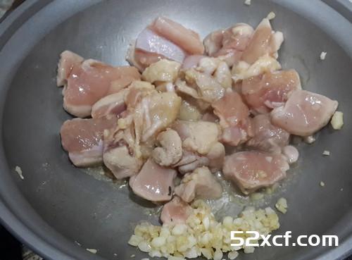 蒜味鸡肉饭的做法