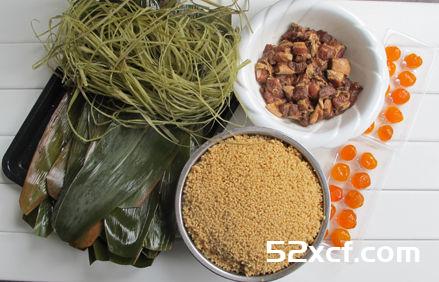 五香鲜肉蛋黄粽子的包法图解