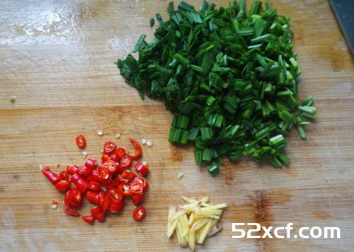 韭菜蚬肉生菜包的做法
