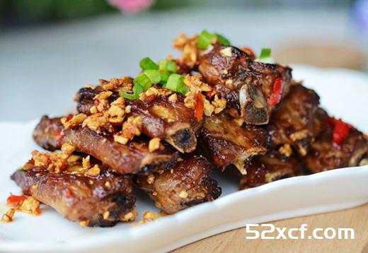 秘制蒜香排骨的