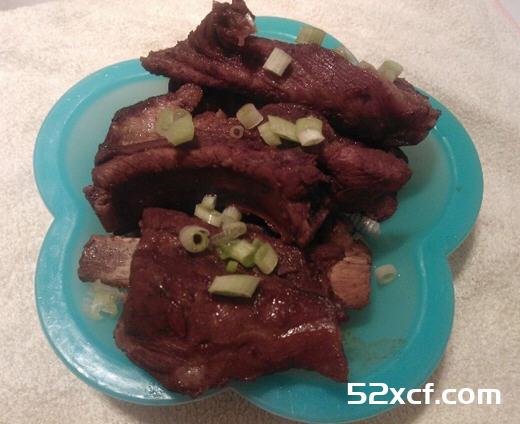 秘制蒜香排骨的