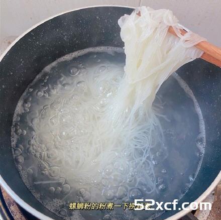 小龙虾炒螺蛳粉
