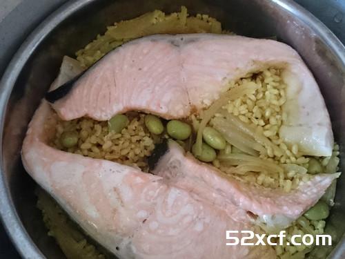 金色穗稻咖哩鲑鱼炊饭的做法图解