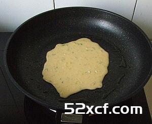 鸡蛋葱花薄饼的做法