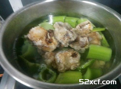 芥菜排骨酥汤的做法