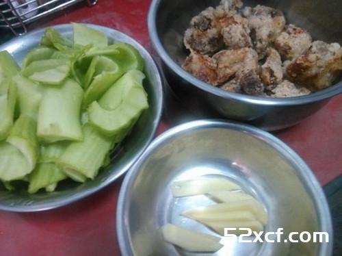 芥菜排骨酥汤的做法