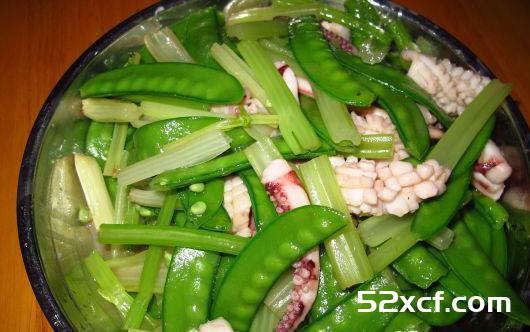 芹菜青豆炒鱿鱼的做法