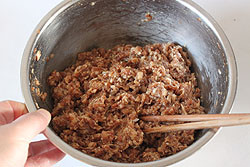 水饺馅的调制方法,怎样调出鲜嫩多汁的饺子馅