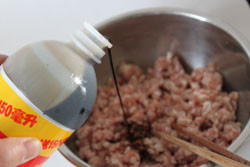 水饺馅的调制方法,怎样调出鲜嫩多汁的饺子馅