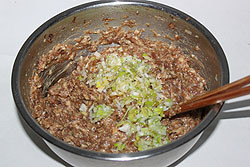 水饺馅的调制方法,怎样调出鲜嫩多汁的饺子馅