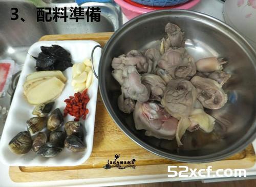 黑蒜炖鸡汤的做法