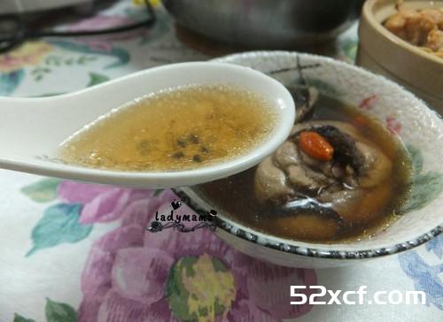 黑蒜炖鸡汤的做法